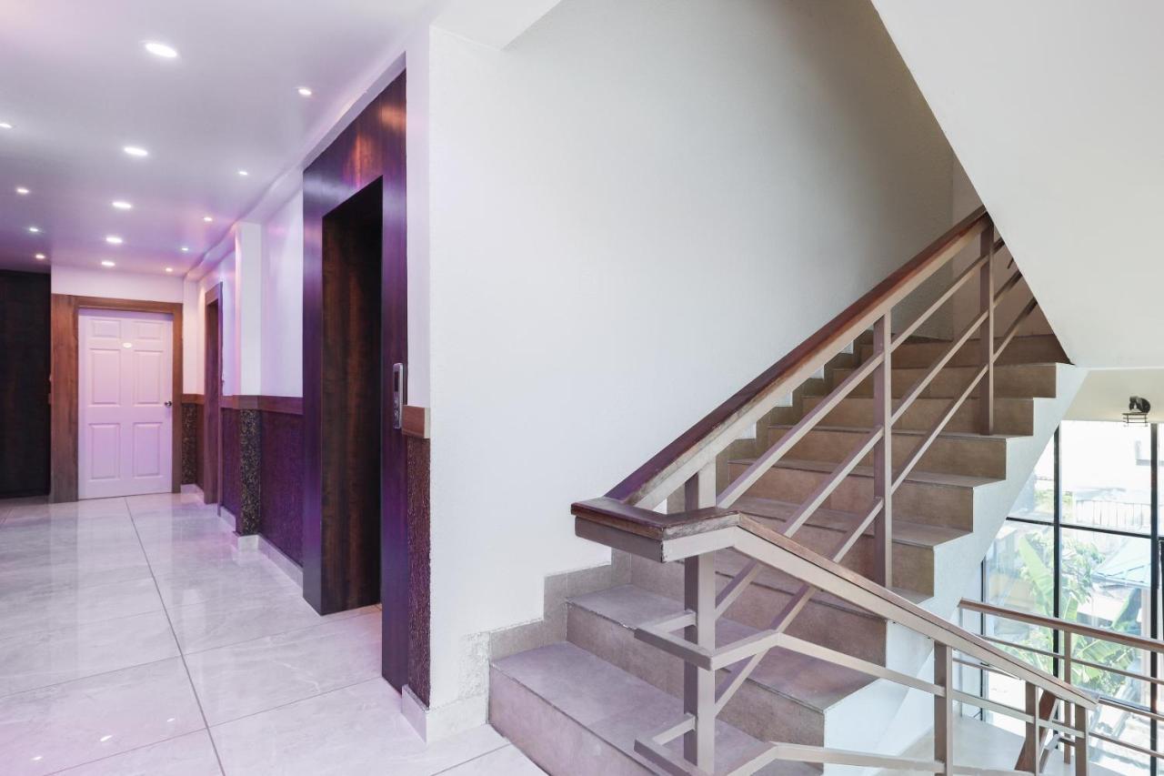 Capital O 71307 Feathers Hotel Kochi Екстериор снимка
