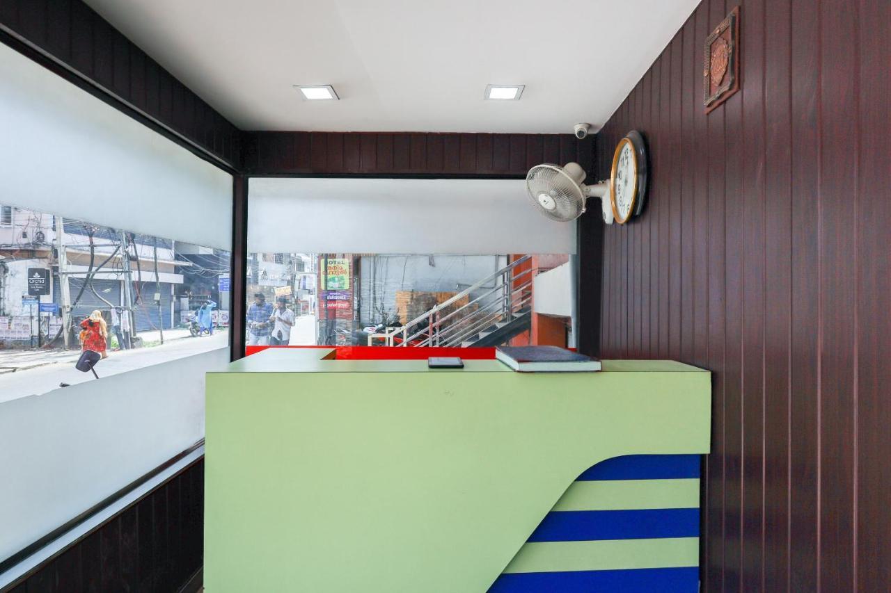 Capital O 71307 Feathers Hotel Kochi Екстериор снимка