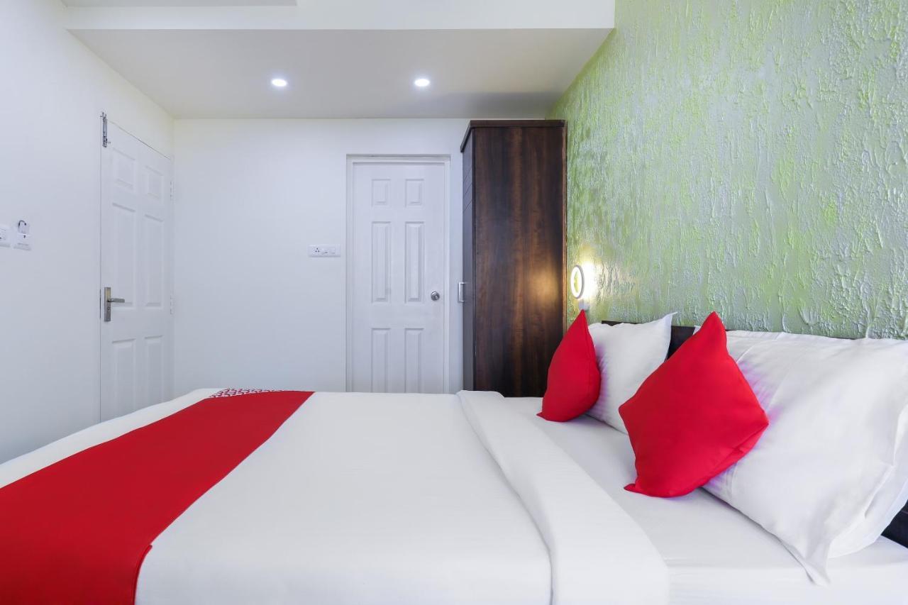 Capital O 71307 Feathers Hotel Kochi Екстериор снимка