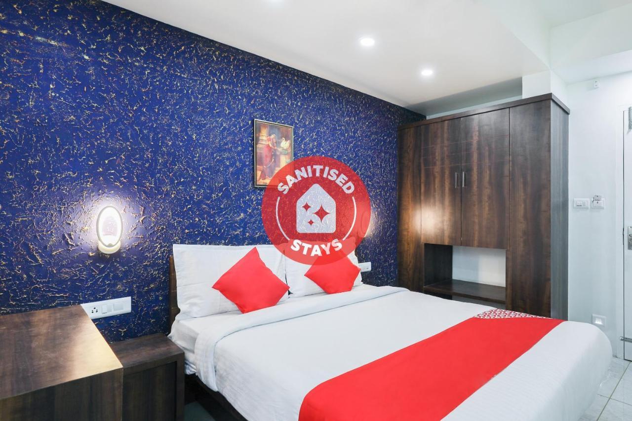 Capital O 71307 Feathers Hotel Kochi Екстериор снимка