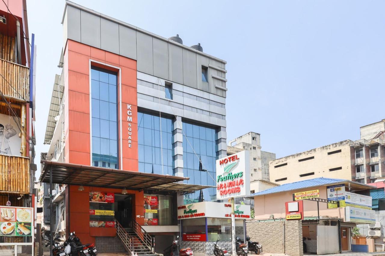 Capital O 71307 Feathers Hotel Kochi Екстериор снимка