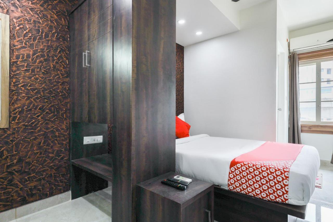 Capital O 71307 Feathers Hotel Kochi Екстериор снимка