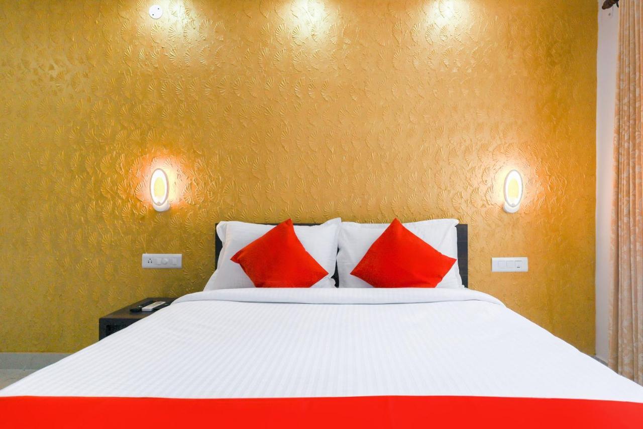 Capital O 71307 Feathers Hotel Kochi Екстериор снимка