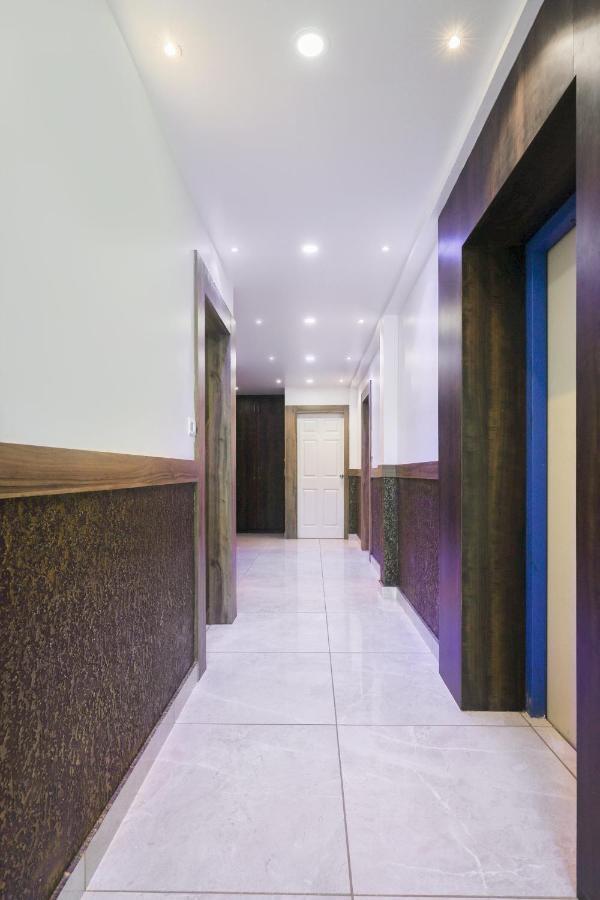 Capital O 71307 Feathers Hotel Kochi Екстериор снимка