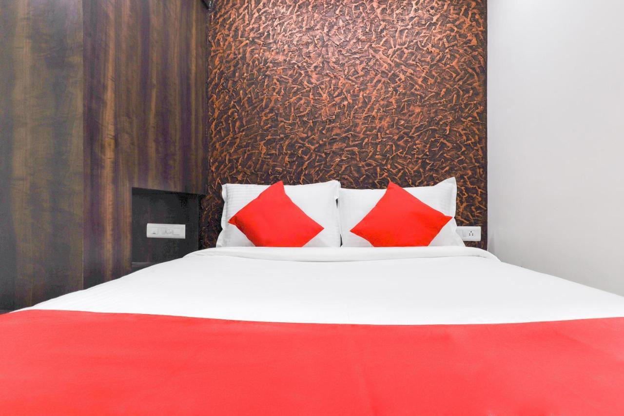 Capital O 71307 Feathers Hotel Kochi Екстериор снимка