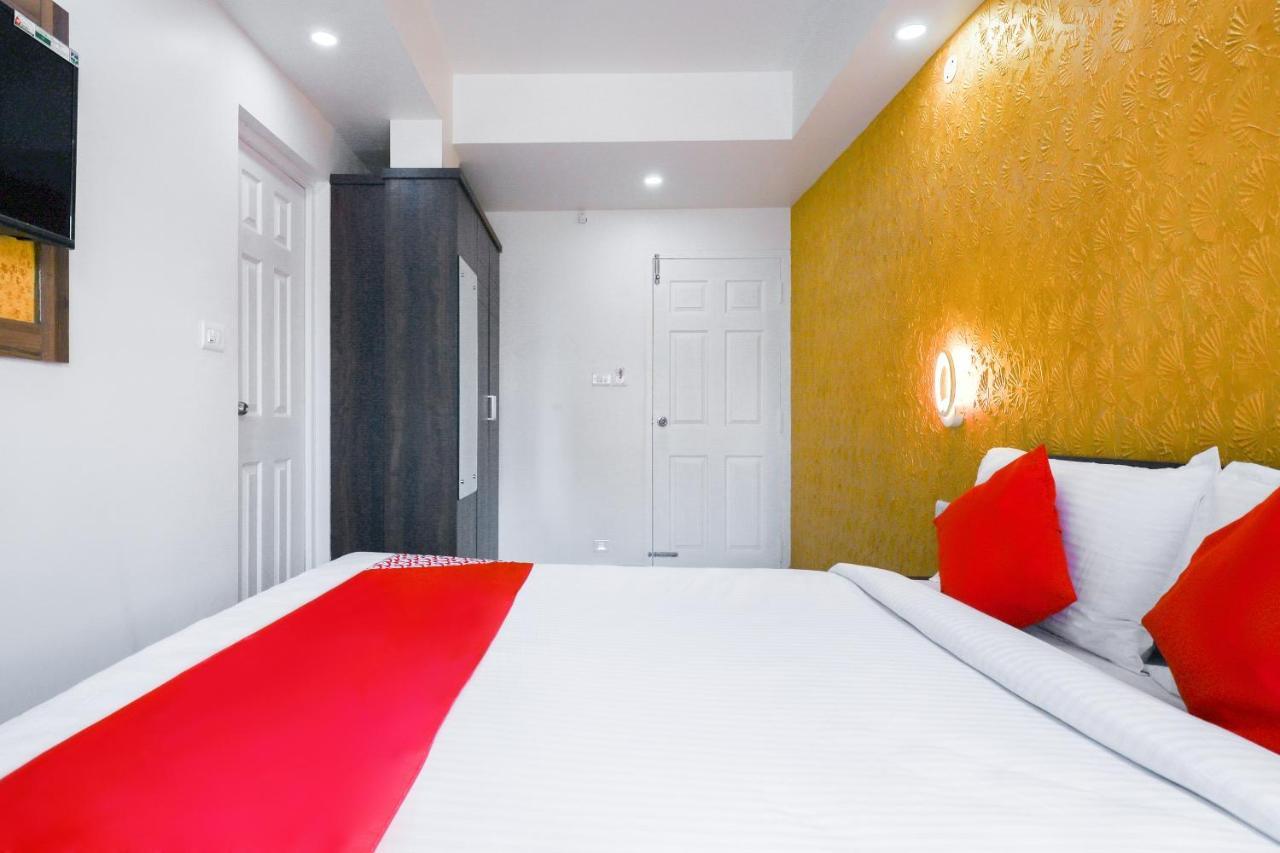 Capital O 71307 Feathers Hotel Kochi Екстериор снимка