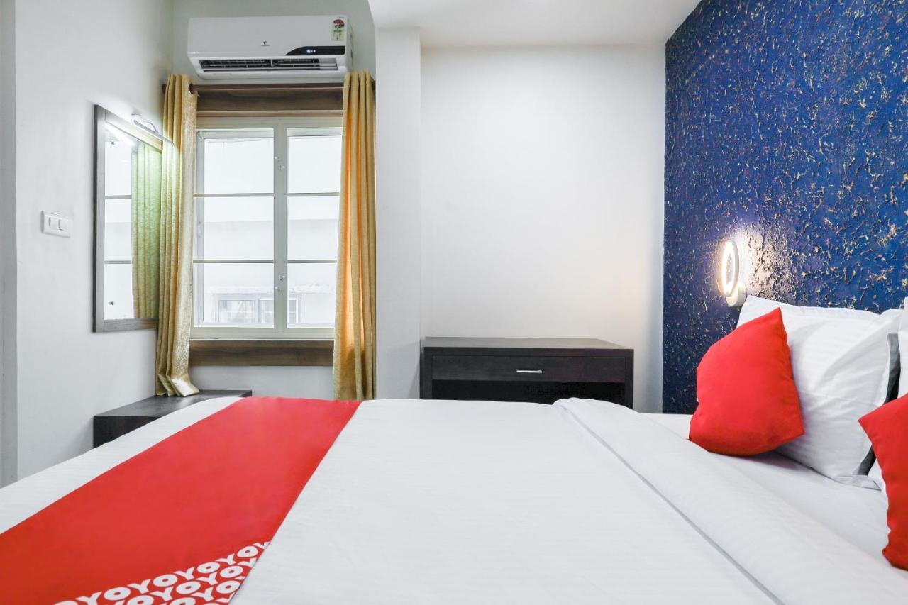 Capital O 71307 Feathers Hotel Kochi Екстериор снимка