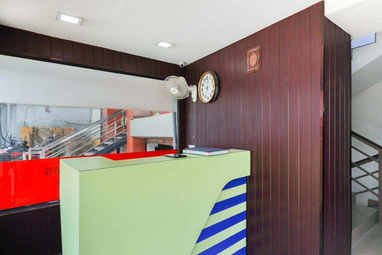 Capital O 71307 Feathers Hotel Kochi Екстериор снимка