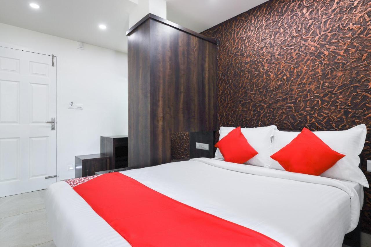 Capital O 71307 Feathers Hotel Kochi Екстериор снимка